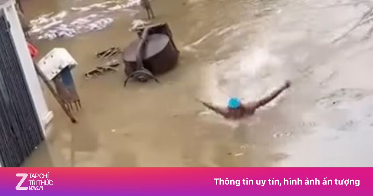 Người dân Thái Nguyên chèo thuyền, bơi giữa phố sau mưa lớn