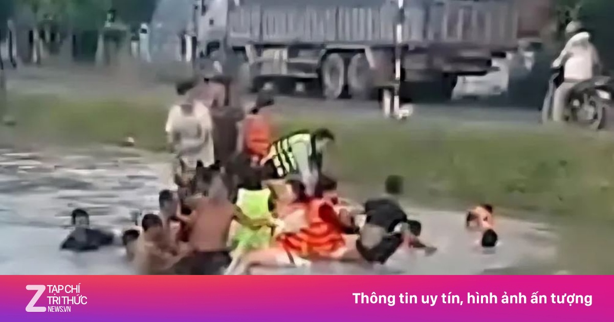 13 người trong ôtô thoát chết khi xe lao xuống mương nước sâu