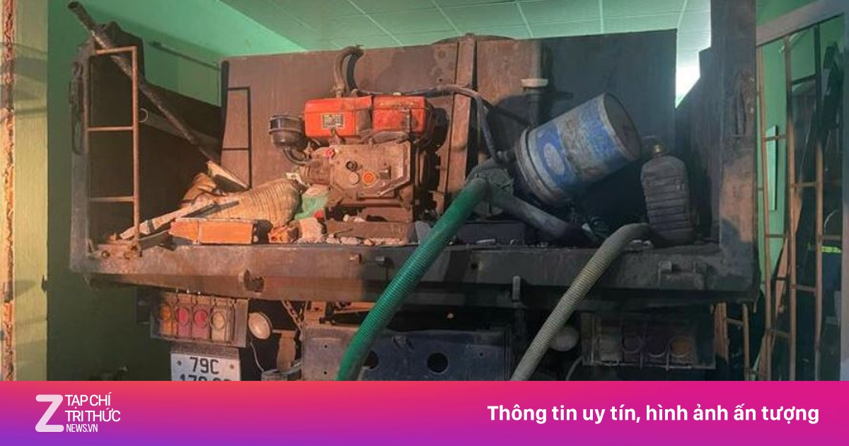 Xe tải lao vào quán cà phê, 4 người thương vong