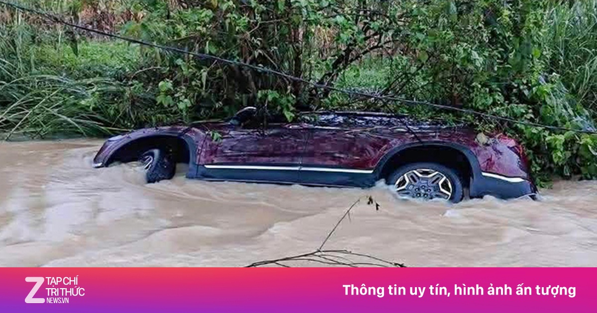 Ôtô chở 5 người bị lũ cuốn trôi ở Tuyên Quang