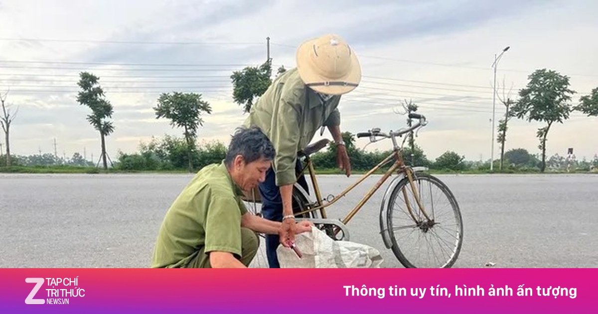 Hàng ngàn thỏi son bị vứt ven đường ở Hà Nội
