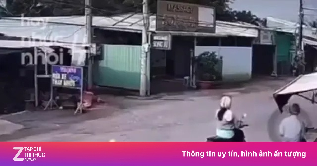 Phẫn nộ cảnh mẹ bỏ con 18 tháng tuổi giữa đường đông xe cộ