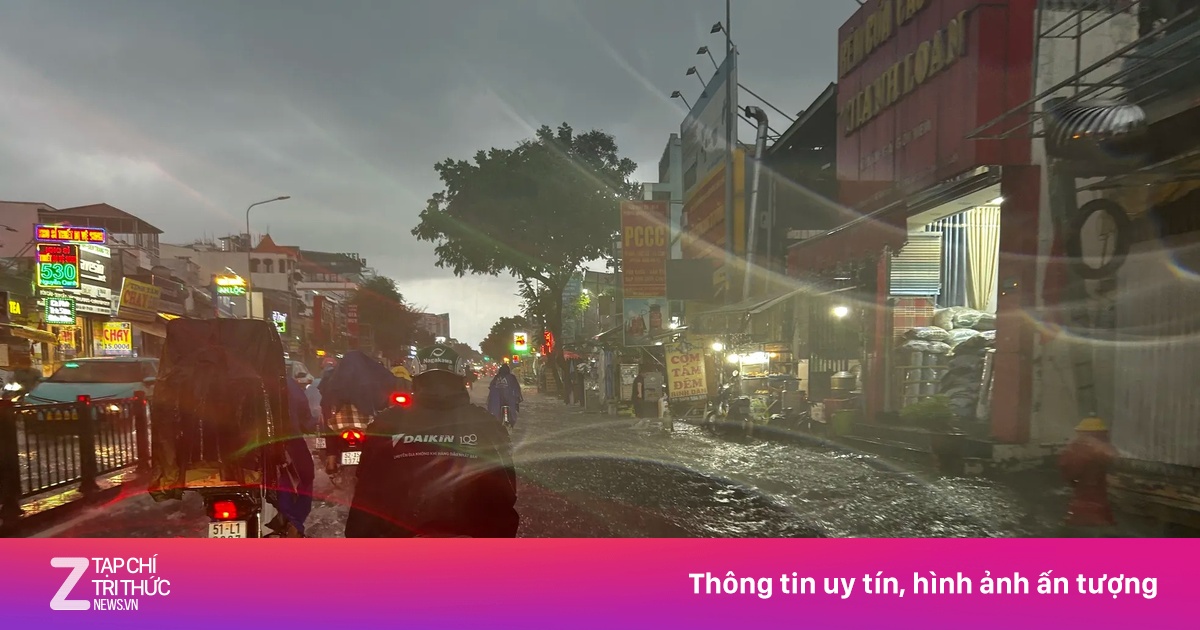 TP.HCM mưa xối xả, người dân vất vả lội nước về nhà