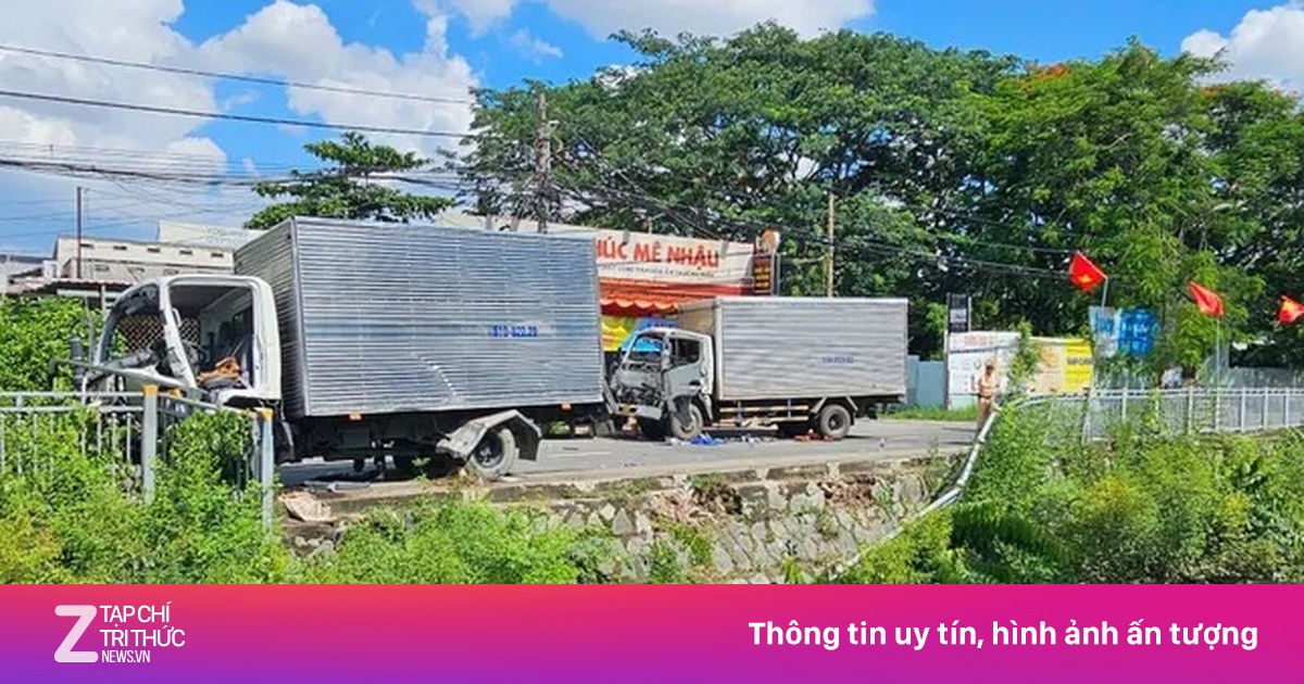 Xe tải tông nhau, 2 tài xế mắc kẹt trong cabin