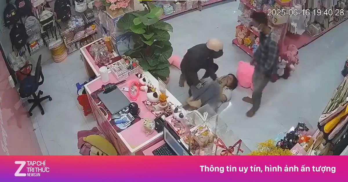 Hai đối tượng dùng dao khống chế nữ nhân viên cửa hàng thời trang