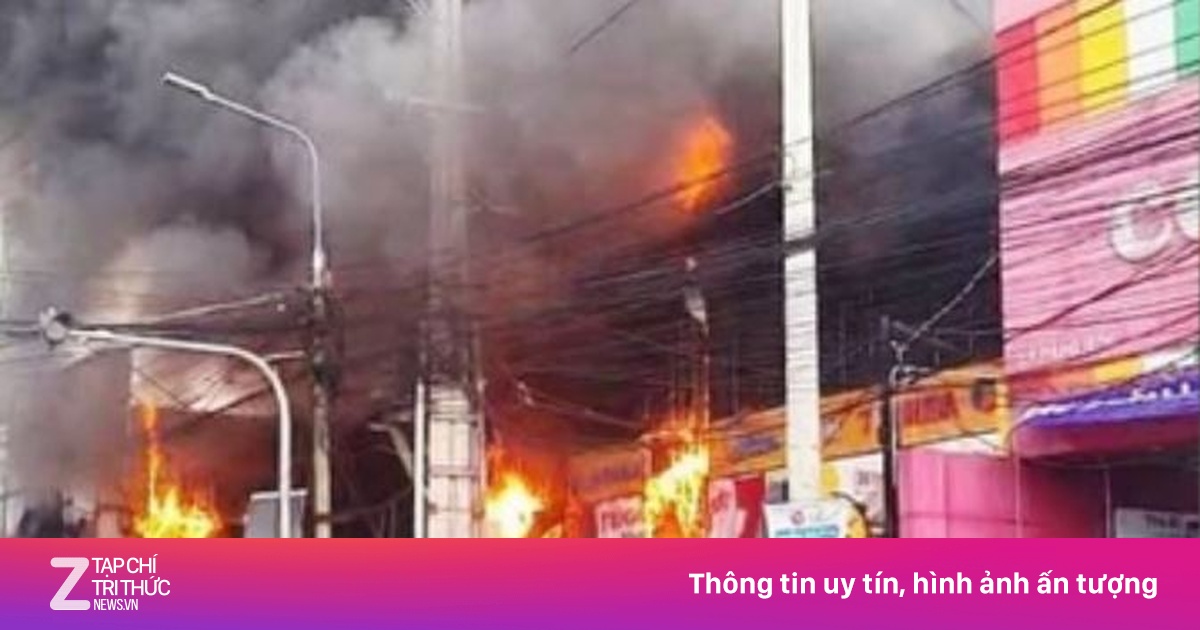 Cháy lớn tại siêu thị Điện máy Xanh ở Đồng Nai