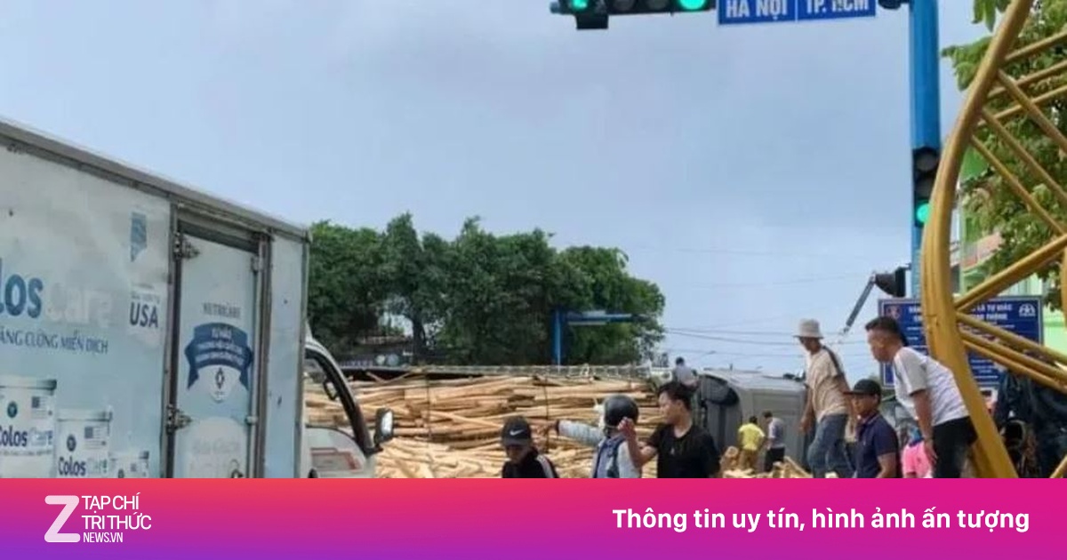 Xe chở gỗ keo lật trên Quốc lộ 1, đè một người tử vong