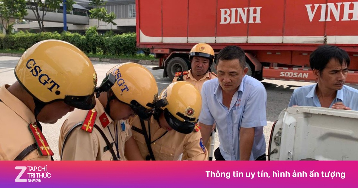 Bị CSGT TP.HCM kiểm tra, tài xế vội khởi động thiết bị giám sát
