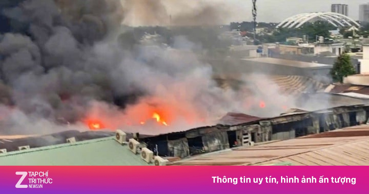 Xưởng gỗ cháy ngùn ngụt trong khu dân cư ở TP.HCM