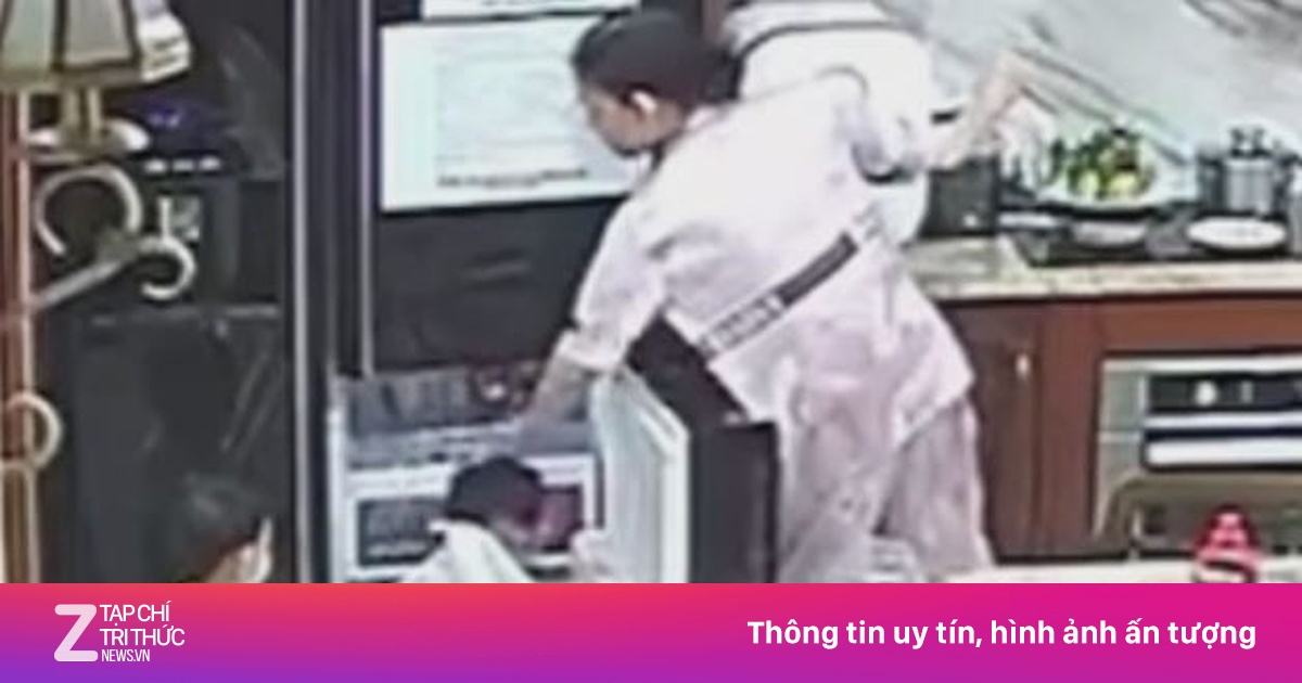 Xem camera giấu kín, phát hiện bé 2 tuổi bị bảo mẫu bạo hành nhiều lần