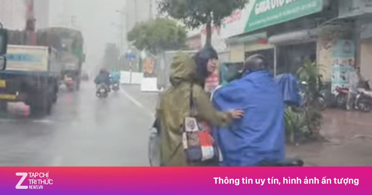 Xác minh clip nam tài xế xe ôm ở Hà Nội bị hành hung dưới mưa
