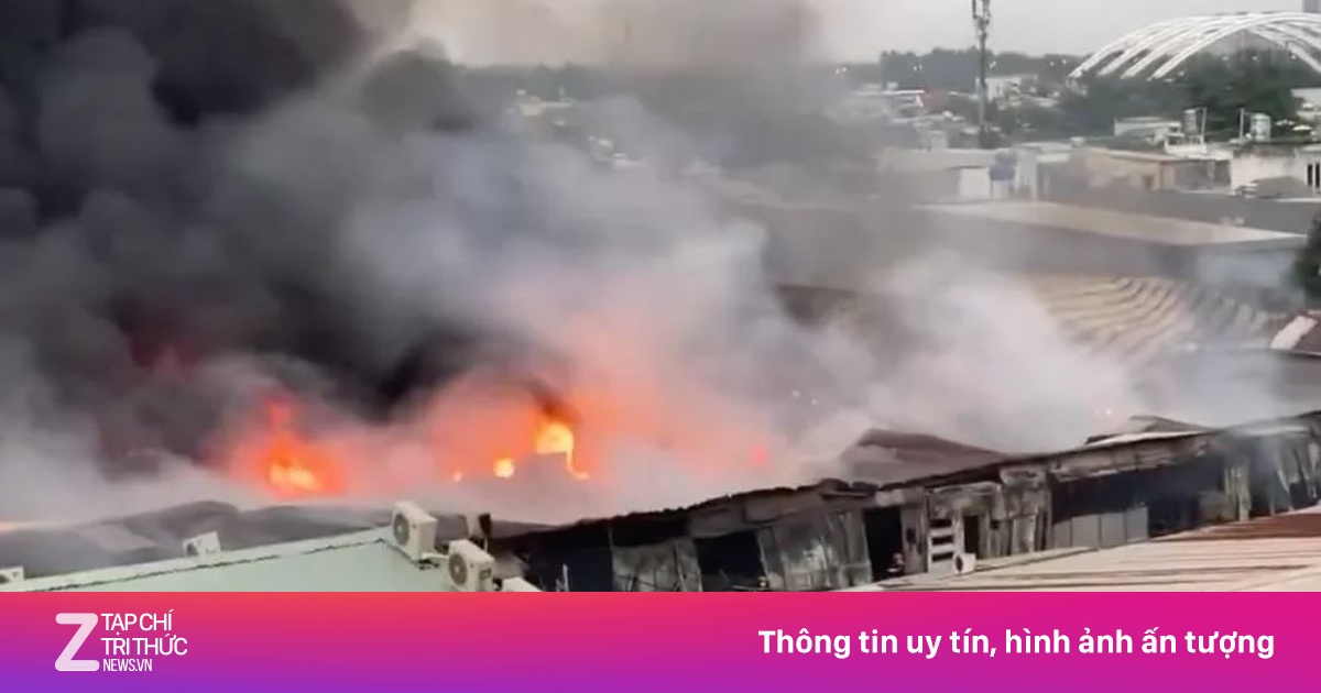 Huy động 29 xe, gần 200 người cứu hỏa vụ cháy ở TP.HCM