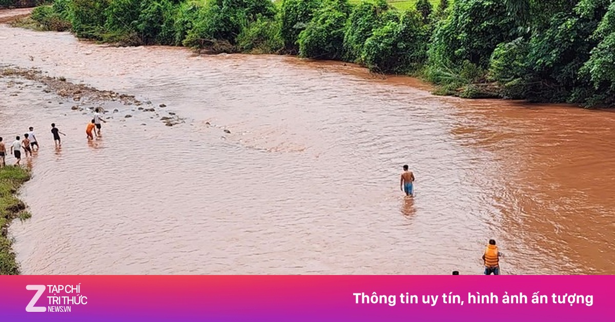 Bé trai 8 tuổi bị nước cuốn trôi khi đi bè qua suối