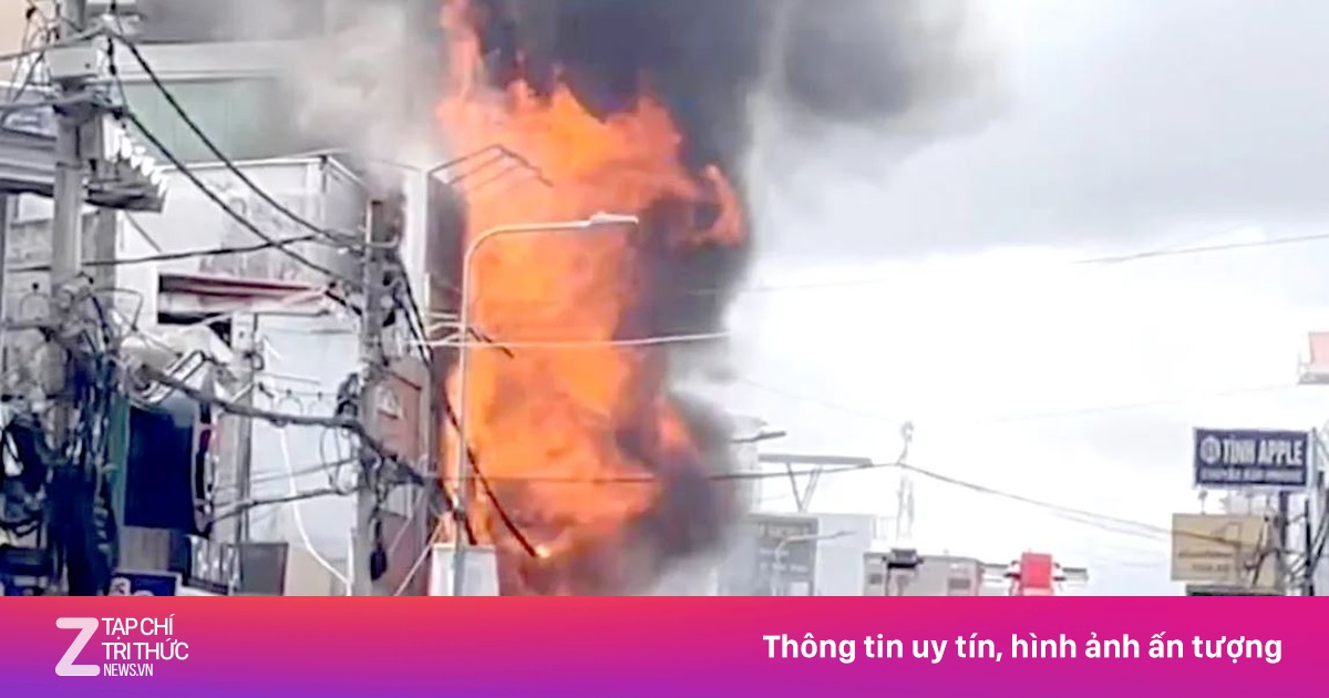 Khói lửa cuồn cuộn từ vụ cháy giữa trung tâm Cần Thơ