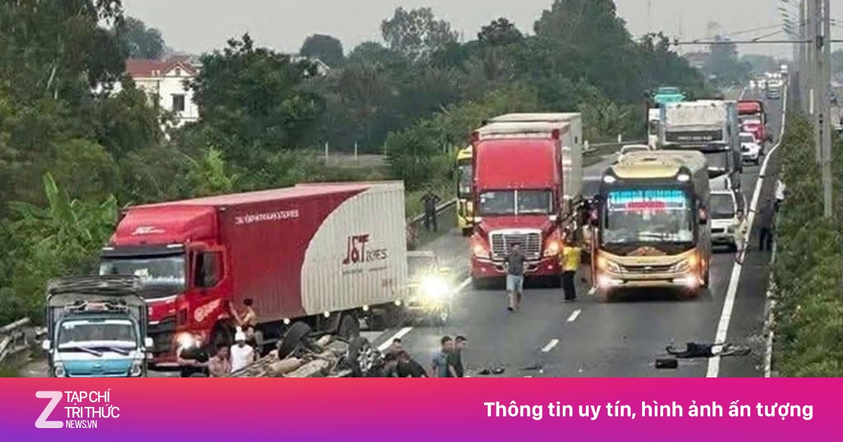 Xe 7 chỗ bất ngờ mất lái, lật ngửa trên cao tốc Cầu Giẽ - Ninh Bình