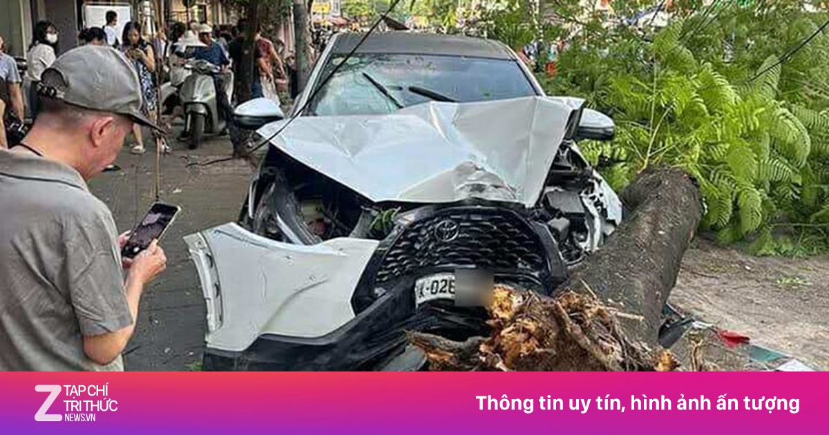 Ôtô tông liên hoàn nhiều xe máy ở Hà Nội, 6 người bị thương