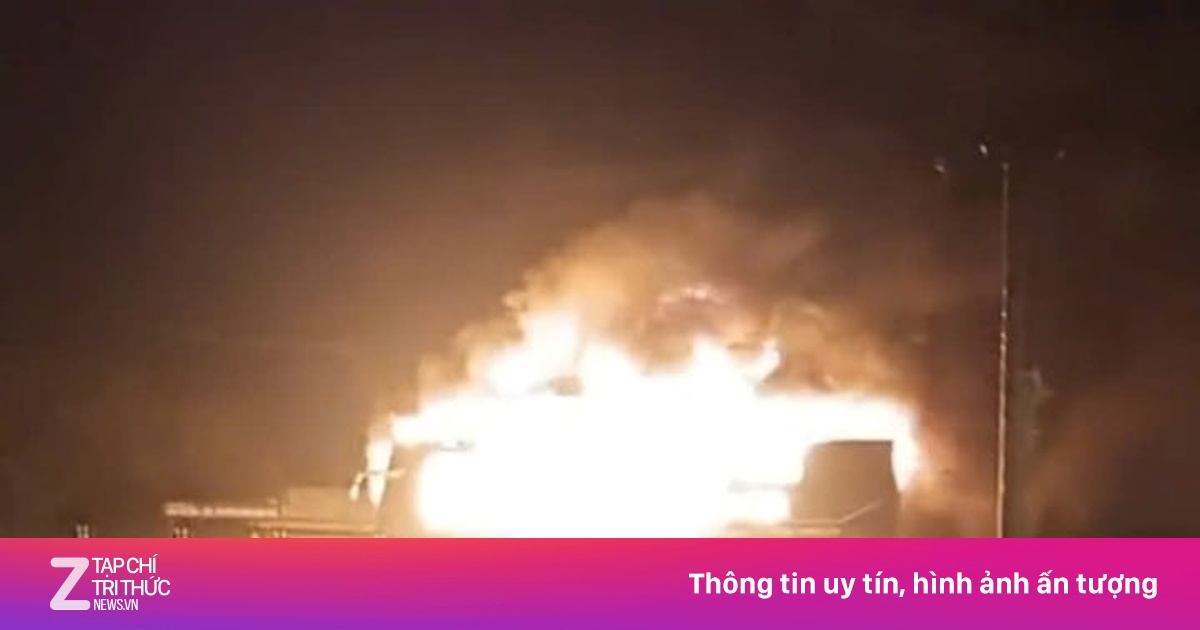 Xe khách bốc cháy ngùn ngụt trên quốc lộ 1