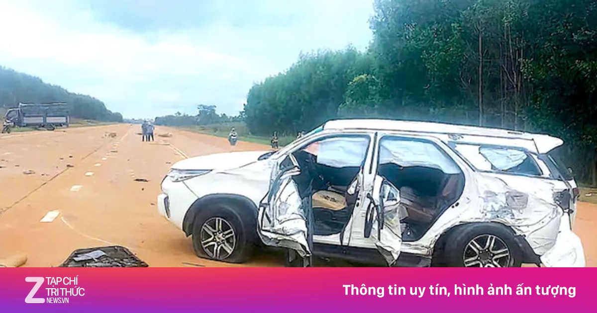 Va chạm kinh hoàng giữa xe tải và ôtô con, 4 người thương vong