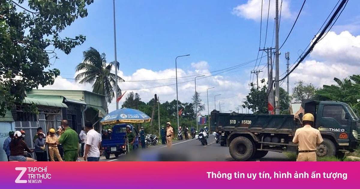 Xe máy va chạm xe tải, hai mẹ con tử vong thương tâm ở TP.HCM