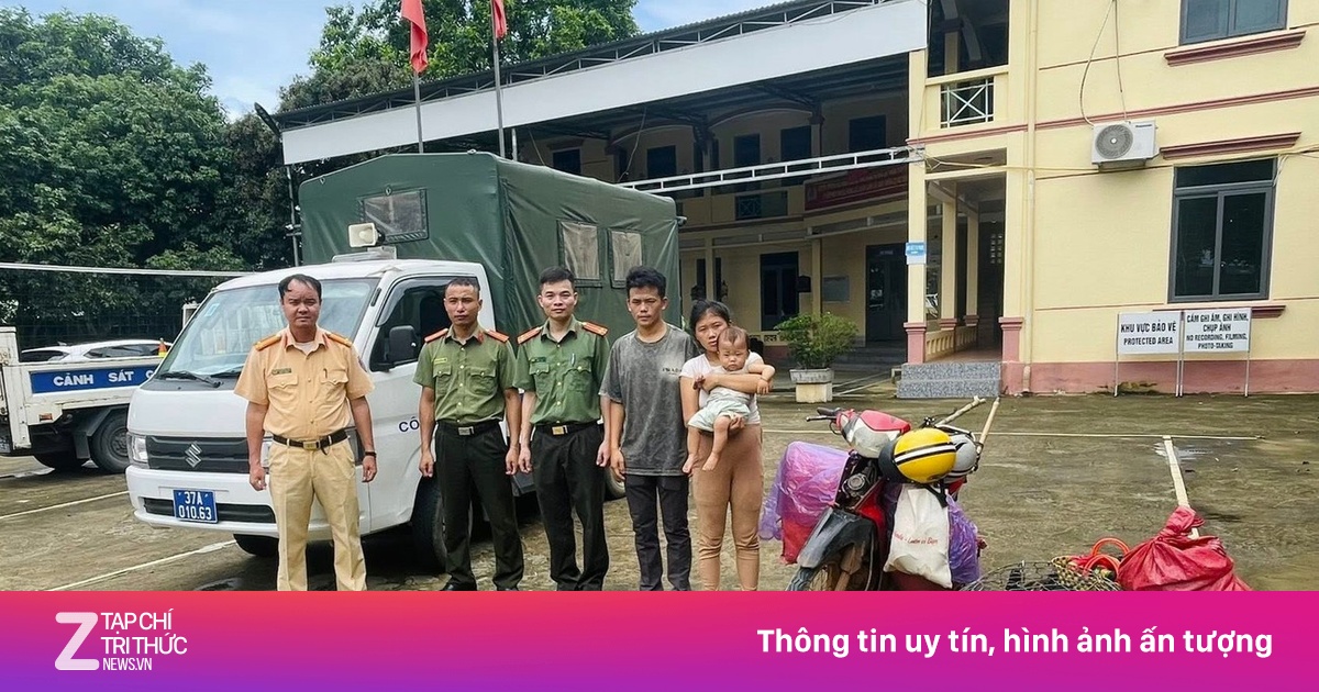 Băng mưa lũ về quê, cả gia đình bị thả giữa quốc lộ ngập nước