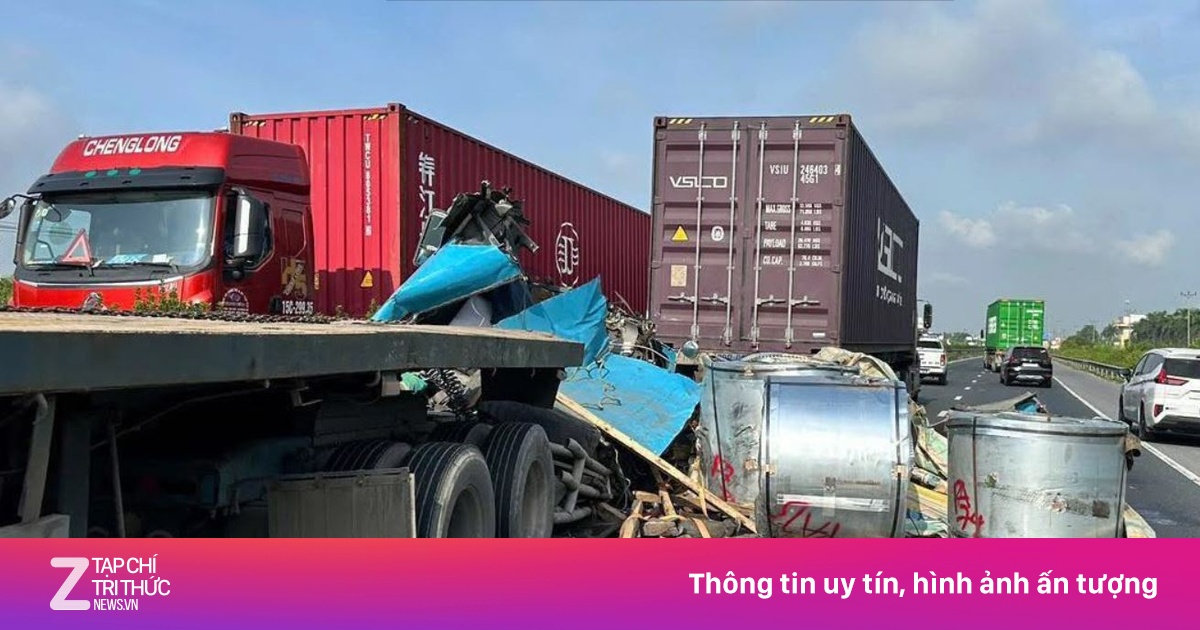 3 cuộn thép đứt dây, đè nát cabin xe đầu kéo