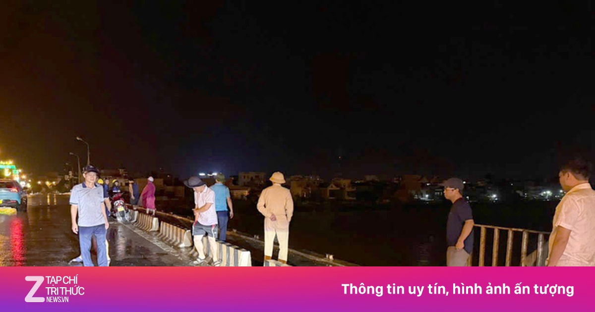 Dông lốc đánh bay lan can, hệ thống đèn chiếu sáng cầu Thái Bình