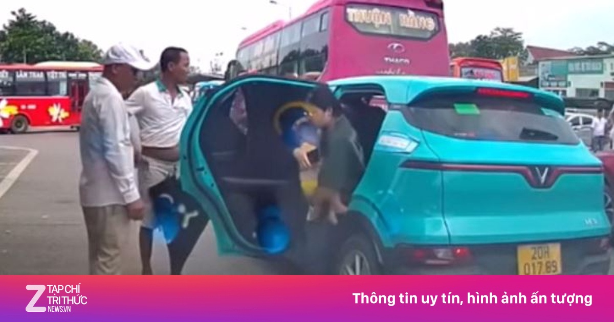 Nhóm người không cho taxi đón khách, đuổi phụ nữ bế con nhỏ khỏi xe