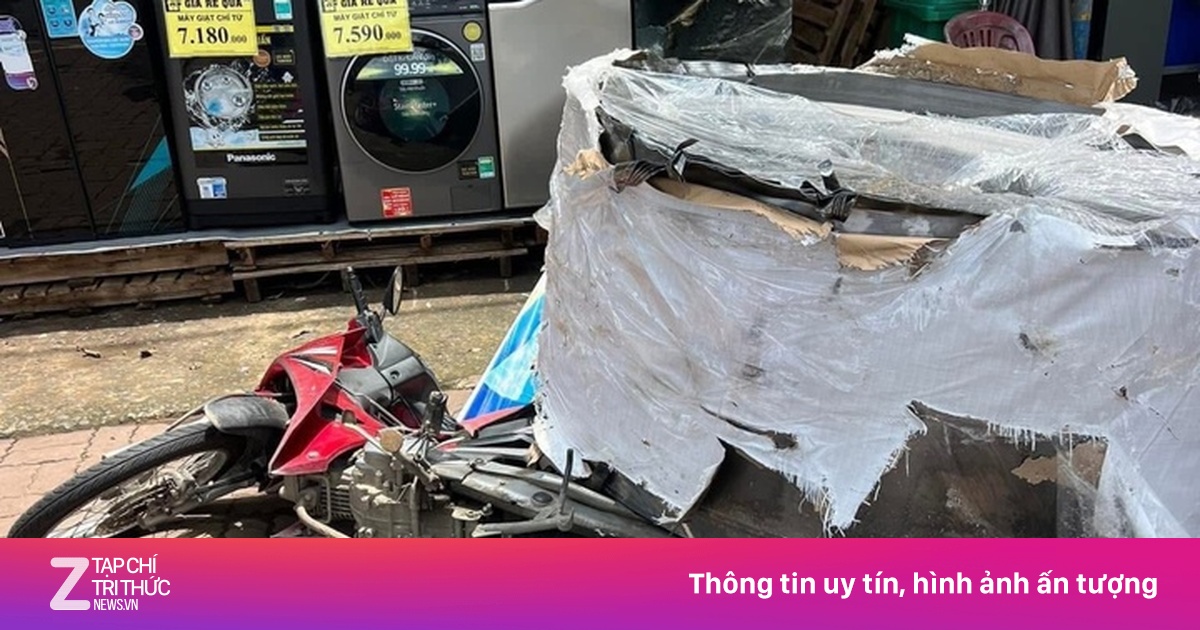 Hai cuộn thép hàng chục tấn rơi xuống đường, đè bẹp xe máy ở TP.HCM