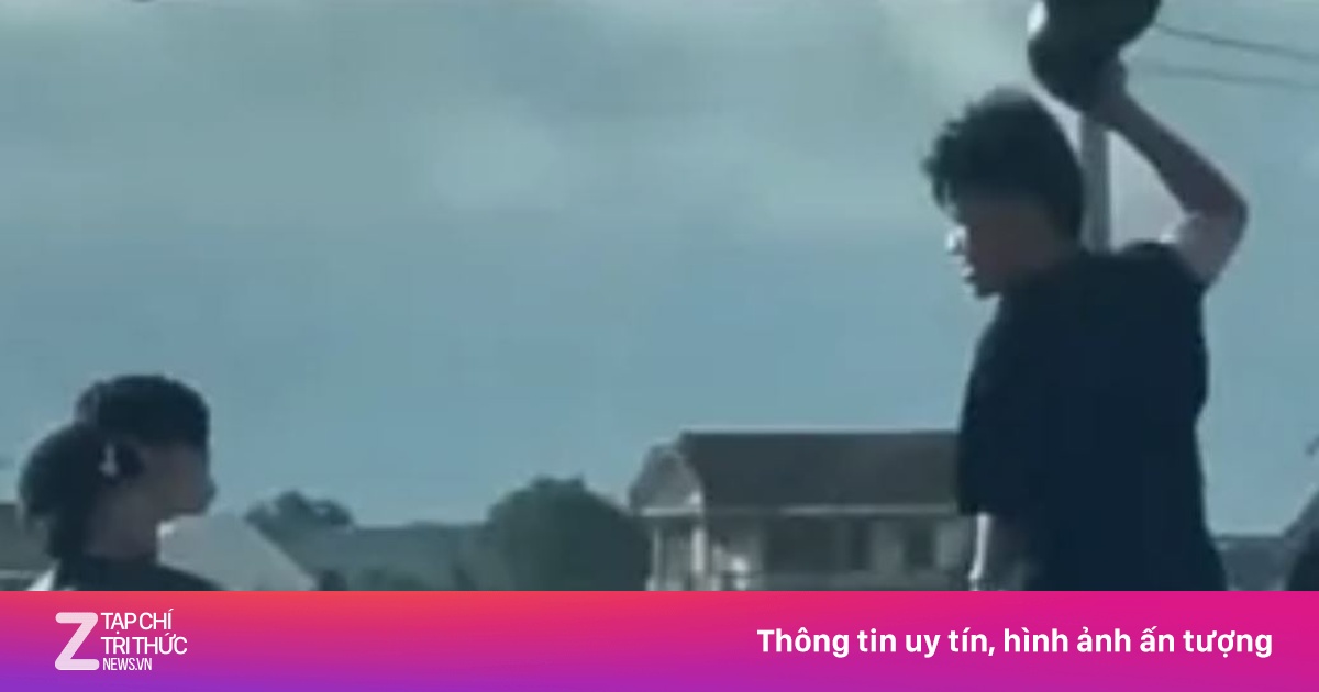 Nhóm đối tượng chạy xe máy ‘làm xiếc’ bằng gậy trên quốc lộ