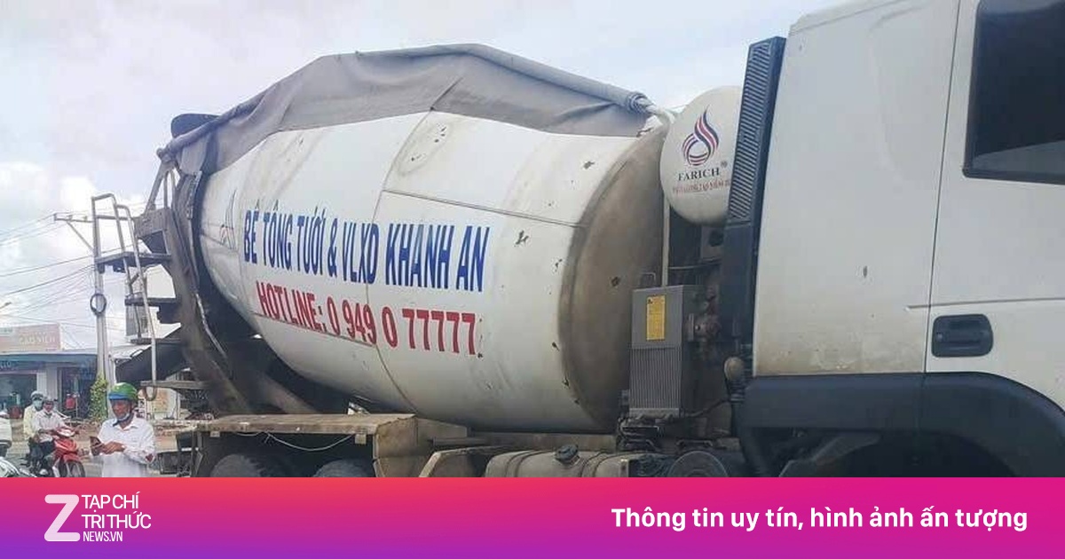 Xe máy va chạm xe trộn bê tông, một phụ nữ tử vong