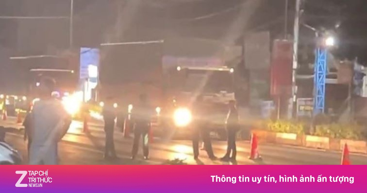 Xe giường nằm va chạm xe máy trong đêm, một người tử vong