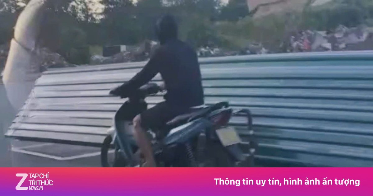 Dân quay video phản ánh tới Cục trưởng CSGT để xử phạt xe máy chở tôn