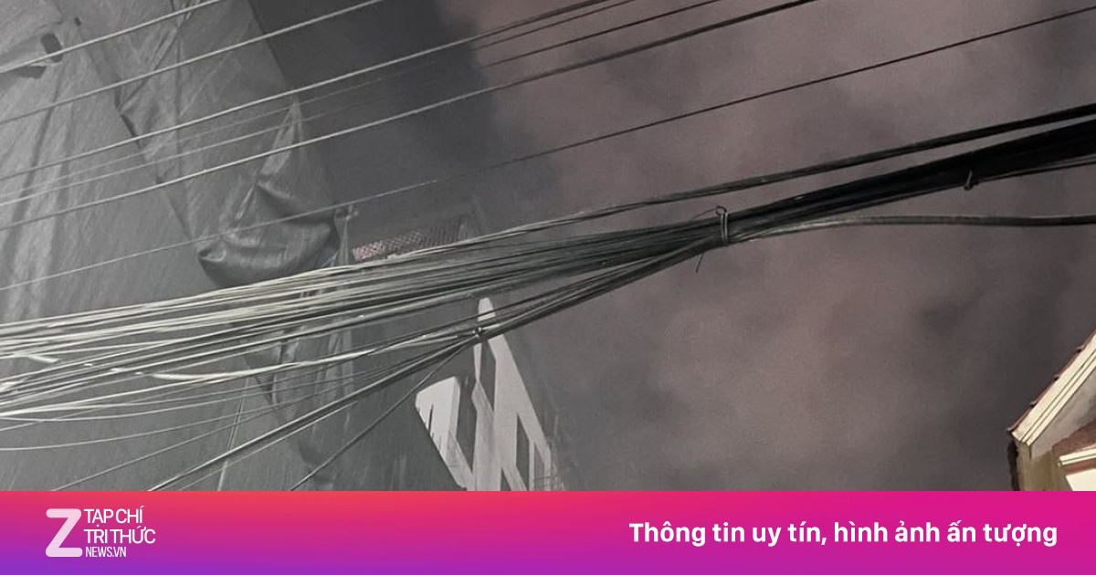 Cháy chung cư mini ở Hà Nội, nhiều người lên tầng thượng kêu cứu