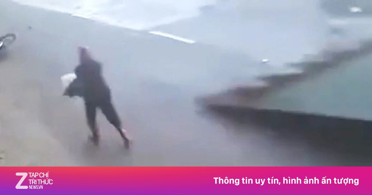 Tấm tôn lớn bay trong giông lốc, suýt trúng người đi đường