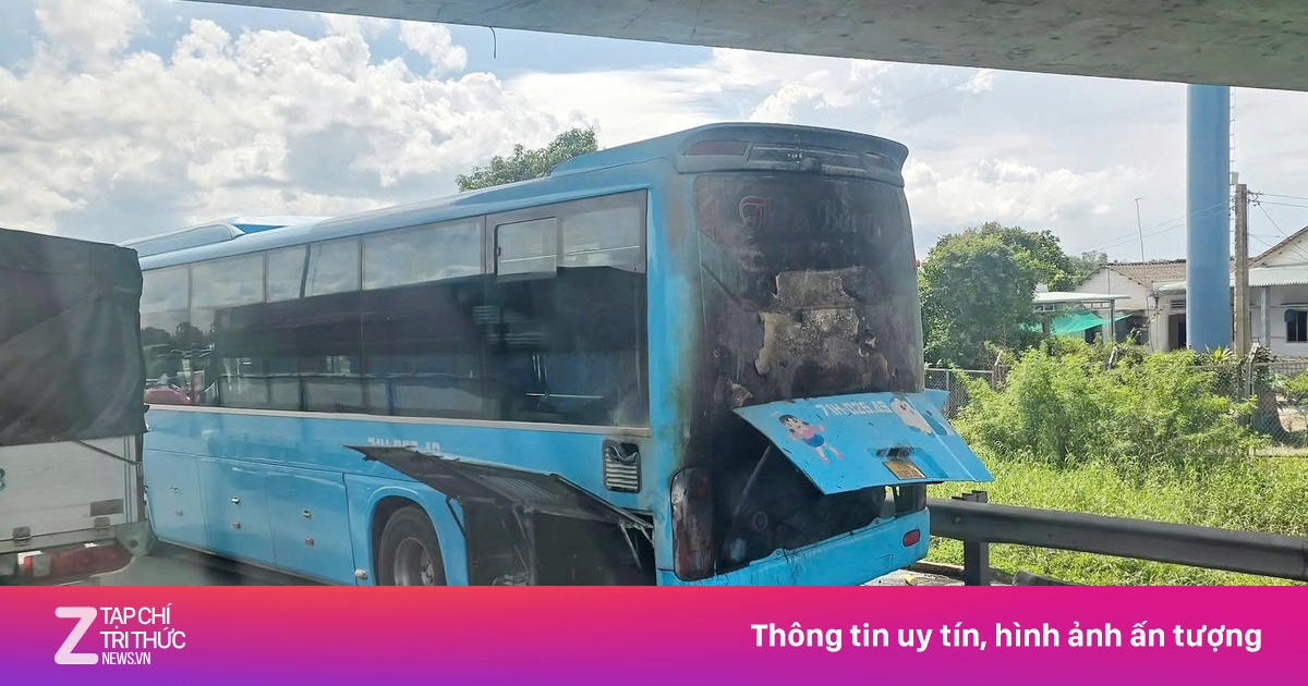 Xe khách giường nằm bốc cháy trên cao tốc TP.HCM - Trung Lương