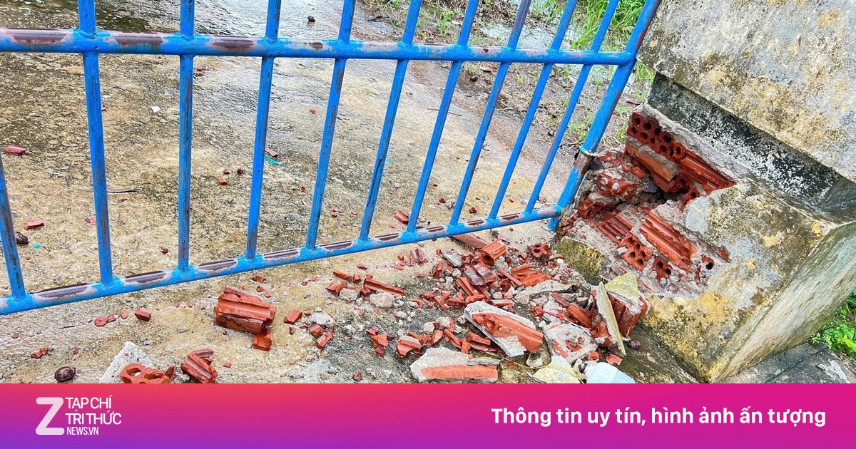 Sét đánh vỡ cổng trường học ở Quảng Ngãi