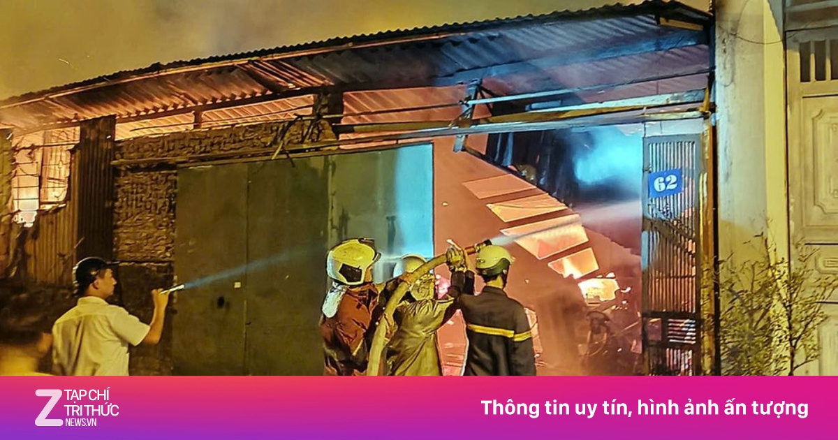 Xưởng gỗ bốc cháy dữ dội ở Hà Nội