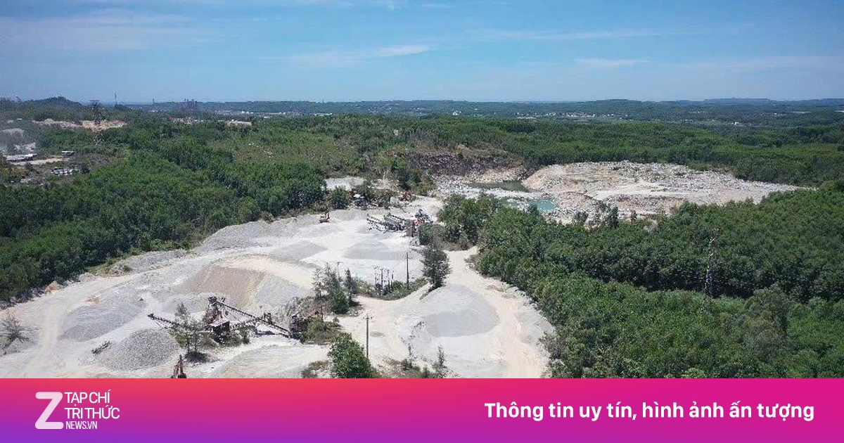 Chui vào thùng xe tải, tài xế không may bị máy xúc đổ đá vùi tử vong