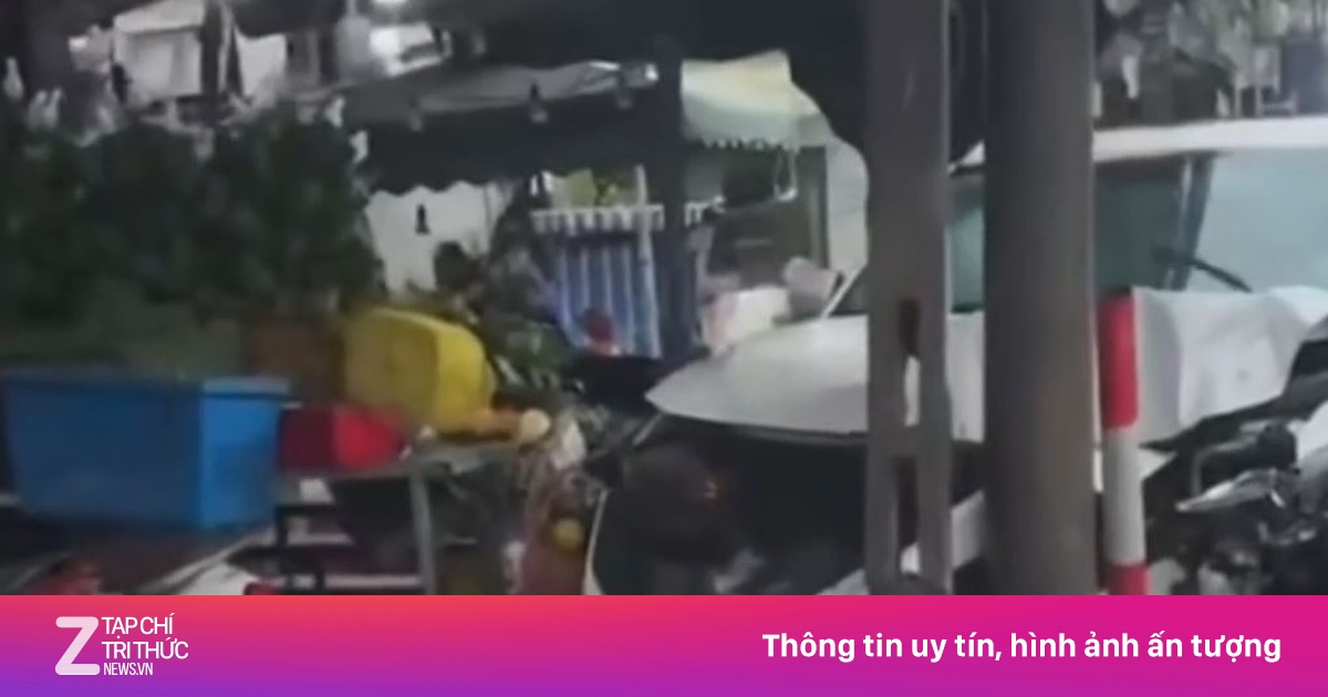 Ôtô mất lái lao vào cửa hàng hoa ở Đà Nẵng