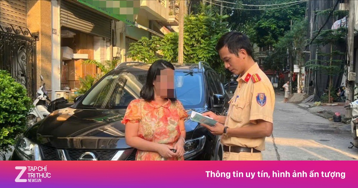 Xử phạt người phụ nữ để con ngồi trên nóc ôtô đang di chuyển