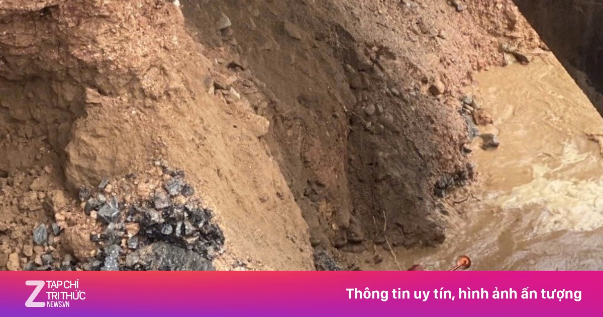 Xe máy lao thẳng xuống 'hố tử thần' xuất hiện sau mưa lớn ở Đà Nẵng