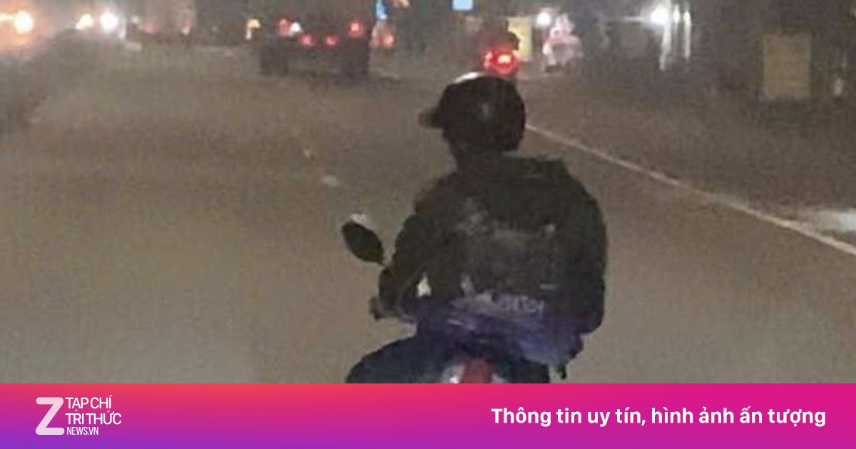 Xe máy 'đánh võng' tạt đầu ôtô gây bức xúc ở TP.HCM