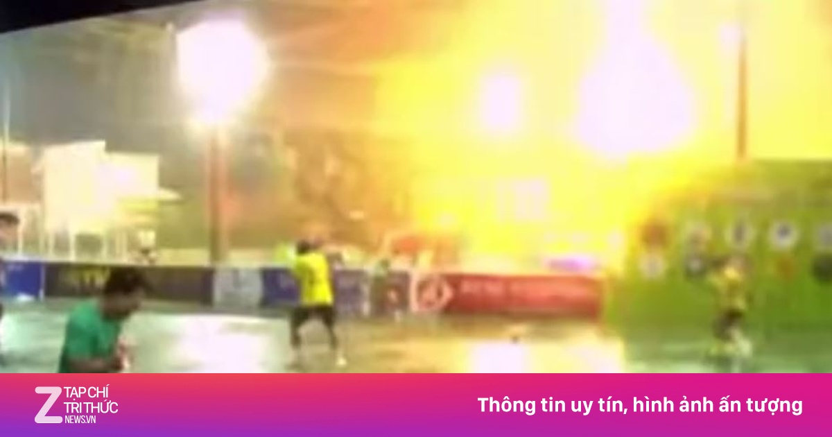 Cầu thủ chạy tán loạn khi sét đánh xuống sân bóng ở TP.HCM