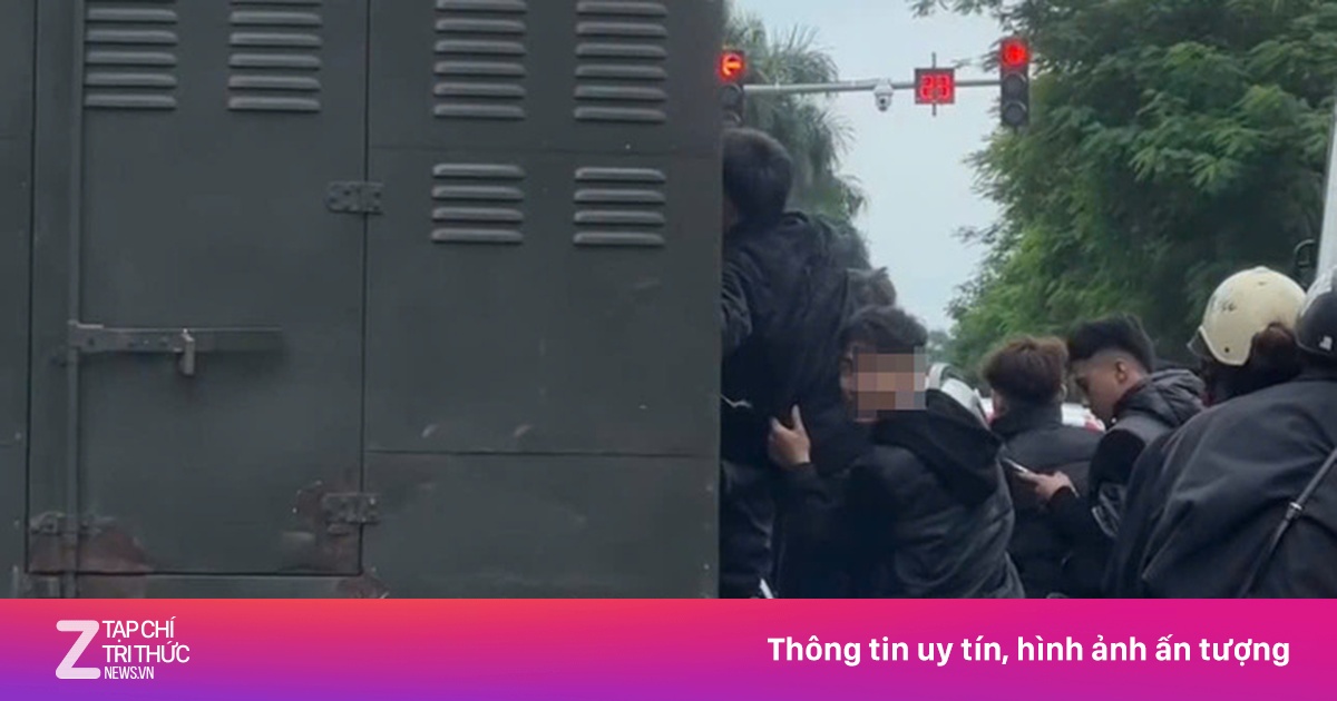 Xử phạt nhóm thanh niên đầu trần đeo bám xe chở phạm nhân ở Hà Nội