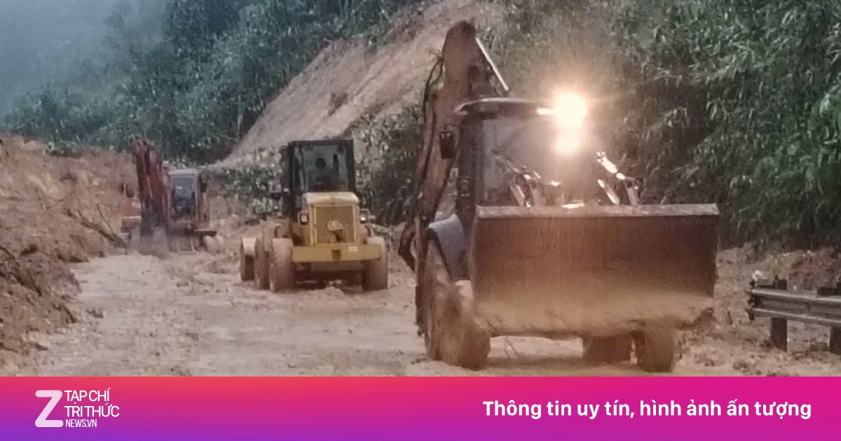 Hàng chục ôtô kẹt cứng trên đèo Lò Xo, sạt lở vẫn tiếp diễn