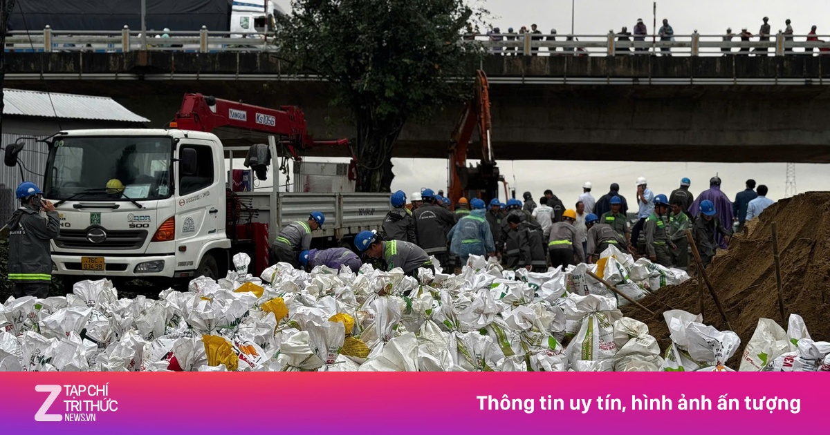 Cấp tốc dùng bao cát chặn kênh, ngăn nước sông tràn vào Quảng Ngãi