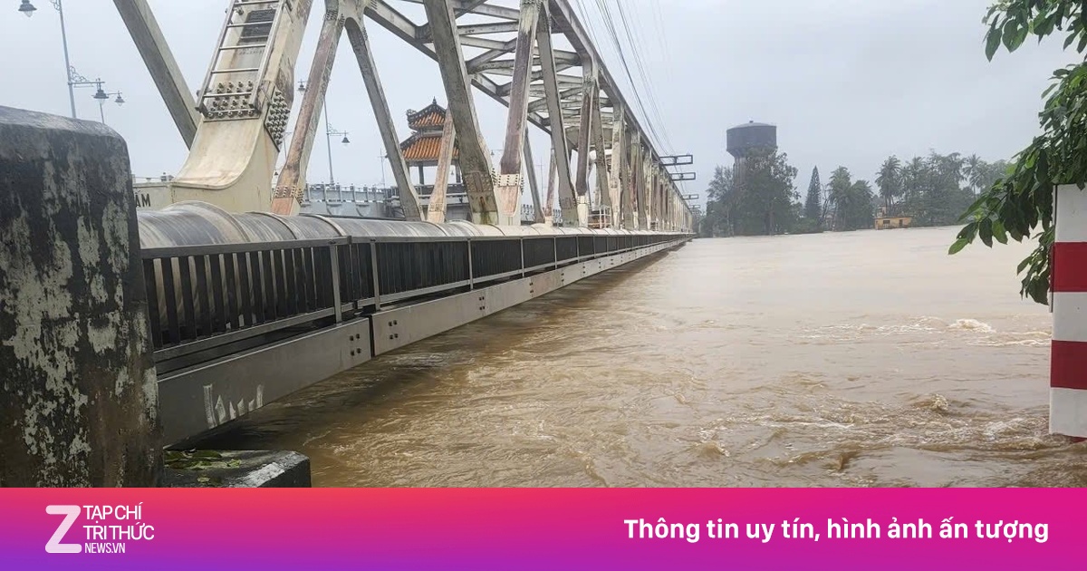 19 toa tàu chở đá giữ cầu Bạch Hổ giữa dòng lũ sông Hương