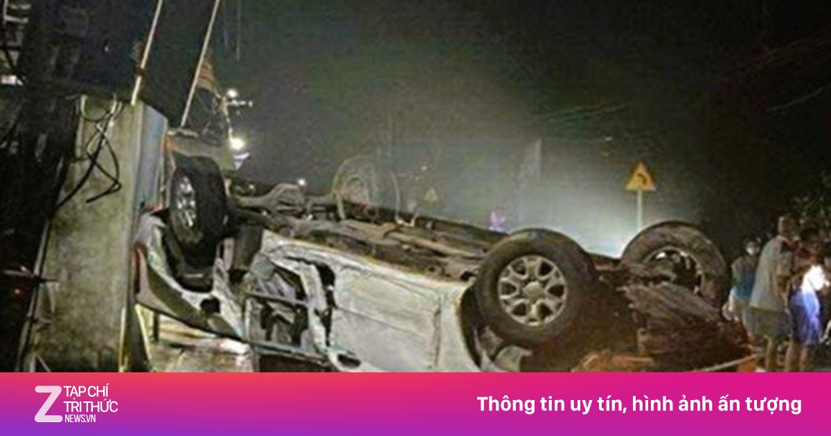 Ôtô bán tải lật ngửa va vào xe máy, nữ giáo viên tử vong