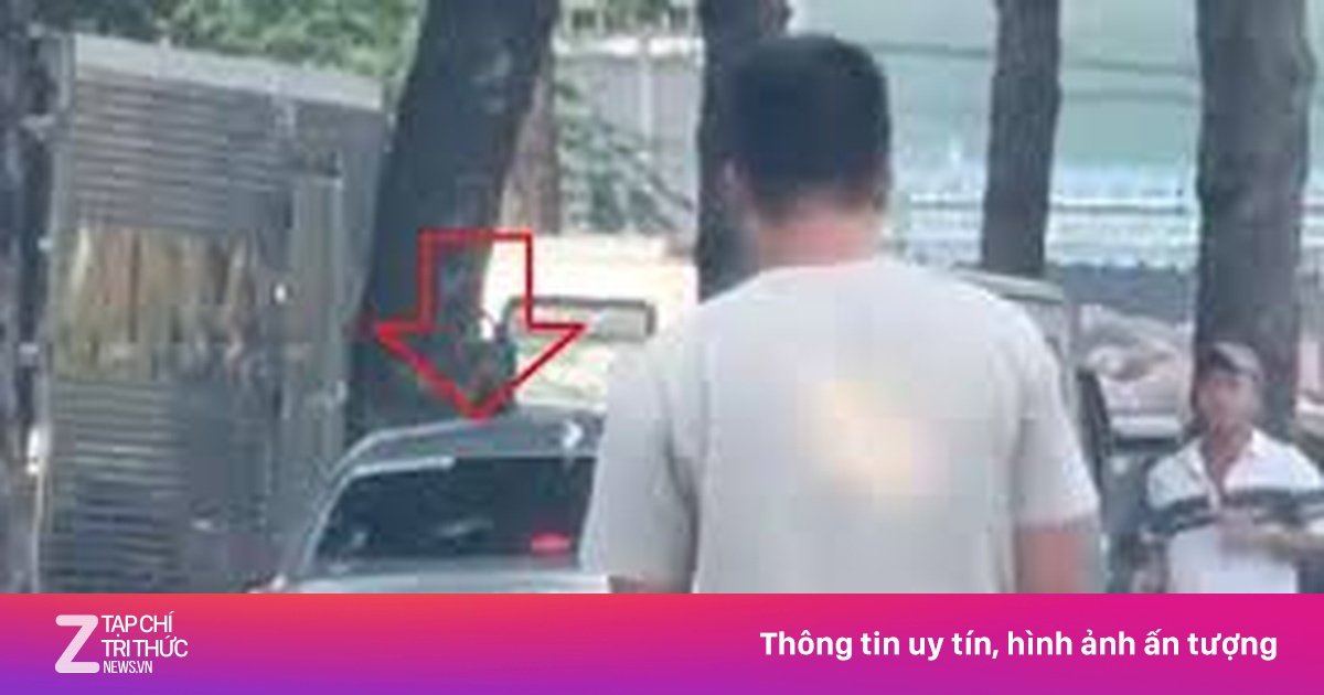 Clip ôtô chạy trên vỉa hè ở TP.HCM, tài xế nói đang vội đến bệnh viện