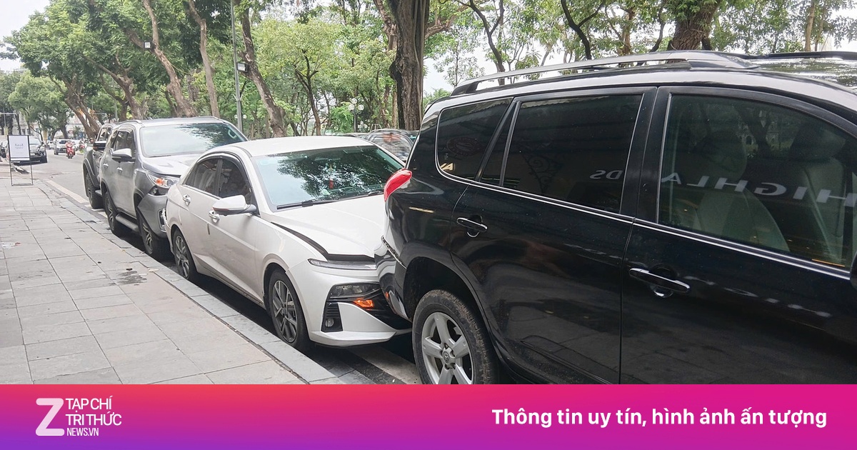 Tai nạn ôtô phố cổ Lê Thái Tổ Hà Nội